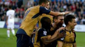 El Arsenal golea al Swansea y sigue colíder; el United pincha