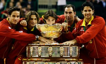 Feliciano Lopez, David Ferrer, Rafael Nadal, Albert Costa, y Fernando Verdasco durante la celebración de la Copa Davis de 2009. La selección española venció a la República Checa por 5-0. 