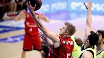 GRAF623. MADRID, 03/11/2018.- El base esloveno del Montakit Fuenlabrada Luka Rupnik (c), penetra a canasta ante la defensa de los jugadores del Barça Lassa, durante el partido de la séptima jornada de la Liga Endesa, disputado hoy el Pabellón Fernando Martín, en Madrid. EFE/ Javier López
