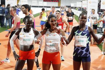 El podio femenino con Asires, en el centro, la campeona.