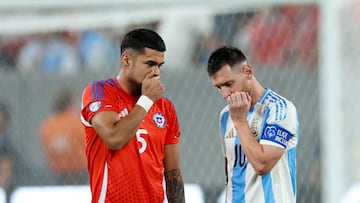 Paulo Diaz and Argentina's forward #10 Lionel Messi talk during the Conmebol 2024 Copa America tournament group