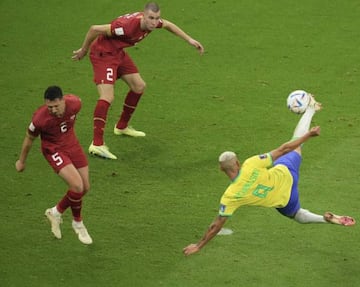 Momento del golazo de Richarlison ante Serbia.