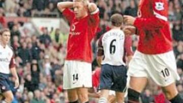 <b>SIN PUNTERÍA. </b>Van Nistelrooy y Alan Smith se lamentan tras uno de los muchos errores en la Premier.