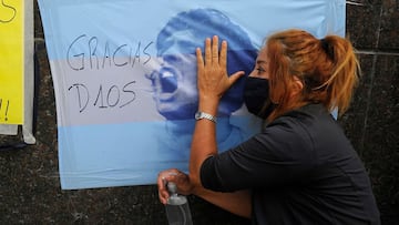 Aficionados esperan por Maradona en la clínica Olivos