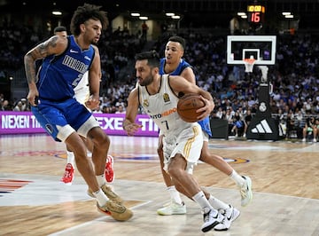 Facundo Campazzo trata de superar al joven pívot de los Mavs Dereck Lively.