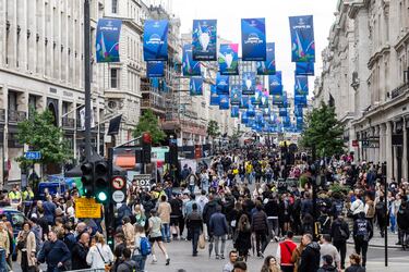 Desde Trafalgar Square hasta Regent Street, los dos grandes puntos de interés para aficionados y turistas, los escudos, banderas y pancartas del Real Madrid y Borussia de Dortmund adornan las calles londinenses.