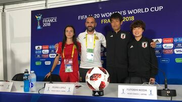 Pedro López y Aintana Bonmatí junto a parte del combinado japonés antes de la final del Mundial Sub-20.