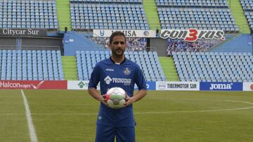 GRA126. MADRID, 03/01/2017.- Sergio Mora durante su presentaci&oacute;n hoy como nuevo centrocampista del Getafe. Mora, de 37 a&ntilde;os, procede del UCAM Murcia y regresa quince a&ntilde;os despu&eacute;s de su marcha al Getafe, club en el que ya jug&oacute; en la temporada 2001/2002 en Segunda B. EFE/David Ramiro