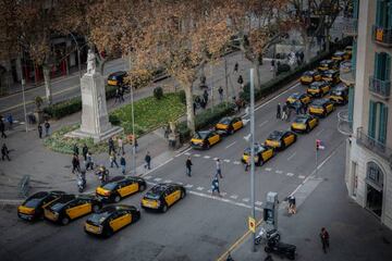 Huelga indefinida de taxistas en Barcelona tras la decisi&oacute;n del Govern sobre la  precontrataci&oacute;n de los veh&iacute;&shy;culos de Uber y Cabify