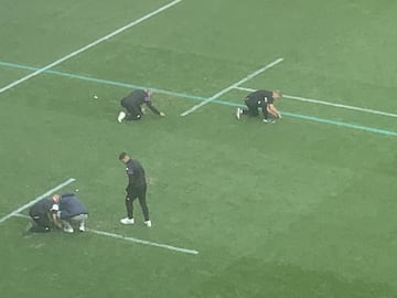 Trabajadores del Real Valladolid restauran las partes del césped de Zorrilla que se levantaron durante el encuentro de rugby entre España y Fiyi.