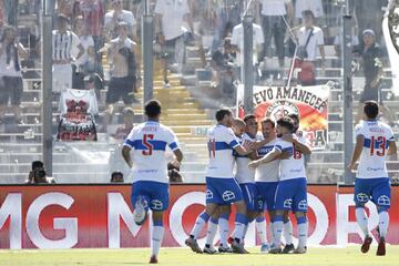 El jugador de Universidad Católica Jose Pedro Fuenzalida, derecha, celebra con sus companeros despues de convertir un gol contra Colo Colo durante el partido de primera division realizado en el estadio Monumental de Santiago, Chile
