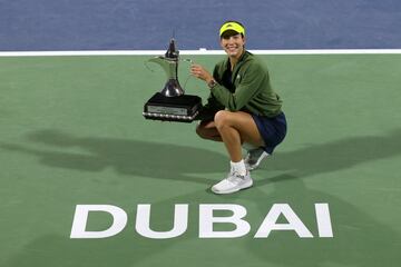 Casi dos años, que se dice pronto, llevaba Garbiñe Muguruza sin levantar un título, algo difícil de imaginar para una campeona de Grand Slam (Roland Garros y Wimbledon) y antigua número uno del circuito. Después de alzar el vuelo en 2020 bajo la tutela de Conchita Martínez, la hispanovenezolana alejó las malas vibraciones al coronarse al pasado marzo en el WTA 500 de Dubái. No le pesó el haber perdido las dos finales anteriores disputadas en Melbourne y Qatar (ante Barty y Kvitova, respectivamente) para batir en la lucha por el título a Krejcikova. Mugu volvía a sonreír.