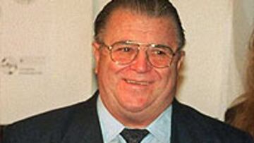 <B>PLUSMARQUISTA.</B> El jugadro húngaro ,uestra un certificado de la Federación Internacional de Estadísitca del Fútbol que le acredita como el mejor goleador de todos los tiempos.