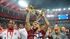 (FILES) In this file photo taken on November 28, 2019 Brazil&#039;s Flamengo&#039;s Gabriel Barbosa aka Gabigol holds up the Brasileiro trophy at Maracana stadium, Rio de Janeiro. - This season Flamengo have claimed both the Brasileiro league trophy and t