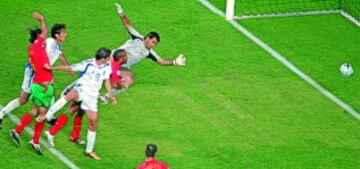 Maracanazo de Grecia en Lisboa al vencer a la anfitriona en la final. Charisteas marcó de cabeza en el 57' el gol de la victoria.
