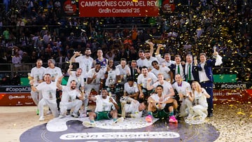 LAS PALMAS DE GRAN CANARIA, 16/02/2025.- Los jugadores y técnicos de Unicaja celebran con el trofeo la victoria tras la final de la Copa de Rey de baloncesto que Real Madrid y Unicaja Málaga disputaron este domingo en el Gran Canaria Arena, en Las Palmas de Gran Canaria. EFE/Elvira Urquijo A.
