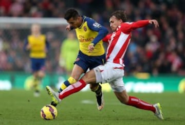 Alexis Sánchez jugó todo el partido y pese a algunas buenas jugadas, no pudo ayudar al Arsenal que pagó caro el pésimo primer tiempo.