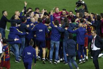 Los jugadores del FC Barcelona celebran la conquista de la final de la Copa del Rey tras ganar 2-0 al Sevilla esta noche en el estadio Vicente Calderón