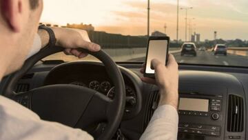 Conducir usando el móvil: un 49% de jóvenes españoles lo admite