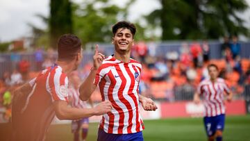 Carlos Martín celebra un gol con el Atleti B.