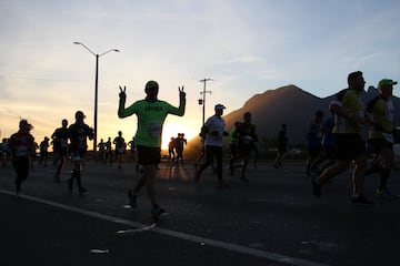 Monterrey vivió una fiesta importante con el Maratón Powerade, donde decenas de corredores desafiaron al frío para cumplir esta meta.