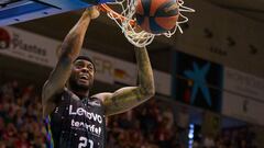 Elgin Cook del Lenovo Tenerife, y Jaume Sorolla (d), del Bàsquet Girona, durante el partido de la jornada 31 de la Liga Endesa, este sábado en el pabellón de Fontajau.