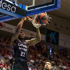 El Tenerife gana en Girona y sigue en la lucha por la cuarta plaza