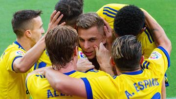 Los jugadores del Cádiz felicitan a Alejo tras su gol.
