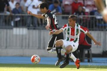 Palestino v Colo Colo.
Decimotercera fecha, Campeonato de Apertura 2015.
El jugador de Colo Colo Jaime Valdés, izquierda, juega el balón contra Palestino durante el partido de primera división en el estadio Nacional de Santiago, Chile.