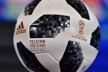 The "Telstar 18" official tournament football is displayed prior to a Colombia team press conference at the Kazan Arena in Kazan on June 23, 2018, on the eve of the Russia 2018 World Cup Group H football match between Poland and Colombia. / AFP PHOTO / Luis Acosta