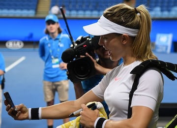 Fuera de su faceta como tenista profesional, la tenista de 24 años es asidua a las publicaciones en redes sociales como Twitter e Instagram. Más de un millón de seguidores en dichas plataformas confirman lo "viral" que es su imagen en internet.