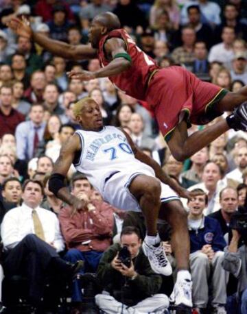 Dennis Rodman jug車 en cinco equipos diferentes durante su carrera de baloncesto: Detroit Pistons, San Antonio Spurs, Chicago Bulls, Los Angeles Lakers y Dallas Mavericks.
