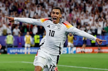 Jamal Musiala, jugador de la Selección alemana, celebra el gol anotado ante Dinamarca.