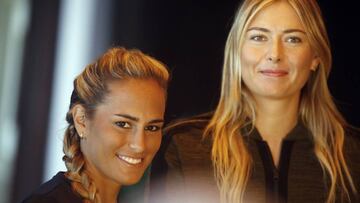 La campeona olímpica de tenis femenino de Río 2016, la puertorriqueña Mónica Puig, y la tenista rusa Maria Sharapova posan durante una rueda de prensa conjunta previa a su partido amistoso, en San Juan (Puerto Rico).