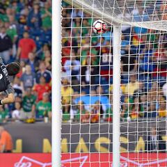 "Bravo hizo todo lo posible, pero...": el recuerdo del golazo de Jhasmani Campos a Chile