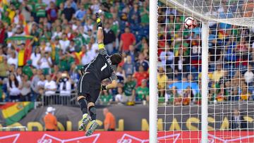 "Bravo hizo todo lo posible, pero...": el recuerdo del golazo de Jhasmani Campos a Chile