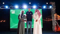 Valero recibe el trofeo de número uno del mundo en la Titan Desert