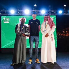 Valero recibe el trofeo de número uno del mundo en la Titan Desert