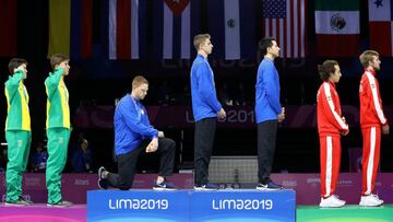 Luego de ganar la medalla de oro en esgrima, el atleta estadounidense, Race Imboden, se arrodill&oacute; mientras sonaba el himno nacional de su pa&iacute;s, en se&ntilde;al de protesta.