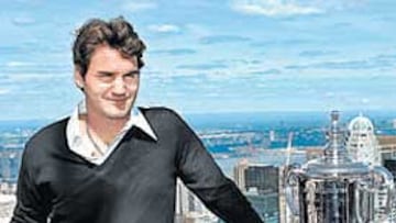 <b>NUEVA YORK, A SUS PIES. </b>Roger Federer, con el trofeo del US Open.