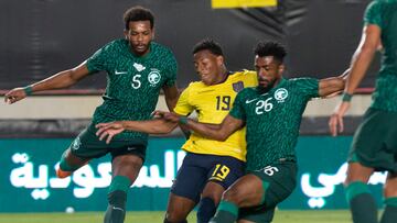 GRAF2470. MURCIA, 23/09/2022.- Los jugadores de la selección de fútbol de Arabia Saudí Ali Hadi Albulayhi (i) y Riad Mohammed Shrahili (d) disputan el balón ante Gonzalo Plata (c), de Ecuador, durante el partido amistoso entre las selecciones de Ecuador y Arabia Saudí preparatorio para el Mundial de Arabia Saudí, disputado este viernes en el Estadio Enrique Roca de Murcia. EFE/Marcial Guillén
