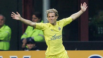 Diego Forlán marcando con el Villarreal en la Champions League.