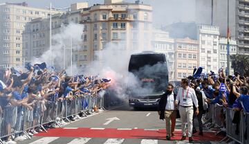 Así recibió la afición del Deportivo a su llegada a Riazor.