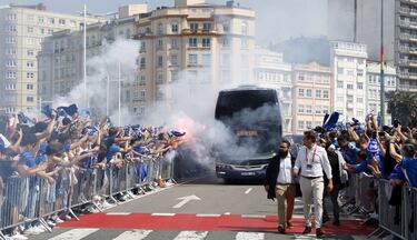 As赤 recibi車 la afici車n del Deportivo a su llegada a Riazor.