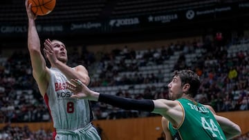 BADALONA (BARCELONA), 10/05/2025.- El alero lituano de Baskonia, Tadas Sedekerskis (i), con el balón ante la defensa del pivot croata de Joventut, Ante Tomic, durante el partido correspondiente a la fase regular de la Liga Endesa que disputan hoy sábado Joventut y Baskonia en el Palau Municipal D´Esports de Badalona . EFE/ Enric Fontcuberta.