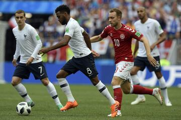 Thomas Lemar controla el balón por delante de Christian Eriksen.