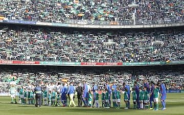 Los jugadores se saludan al inicio del partido.