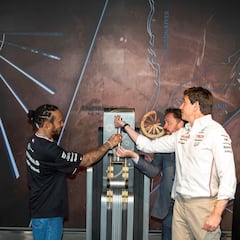 Lewis Hamilton does donuts down NYC’s 5th Avenue