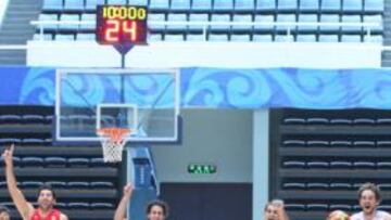 <b>QUIEREN SER PRIMEROS. </b>Mumbrú, Berni Rodríguez, Calderón, Pau Gasol, Navarro, Rudy Fernández y Ricky Rubio, ayer en el entrenamiento de la Selección.