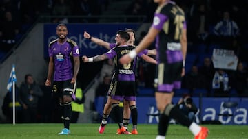 SAN SEBASTIÁN, 05/02/2023.- Los jugadores del Real Valladolid reaccionan tras finalizar el partido de la jornada 20 de Liga en Primera División que Real Sociedad y Real Valladolid disputan hoy domingo en el Reale Arena, en San Sebastián. EFE/Javier Etxezarreta